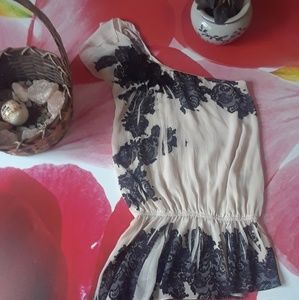 Very cute black lace top Guess Los Angelos